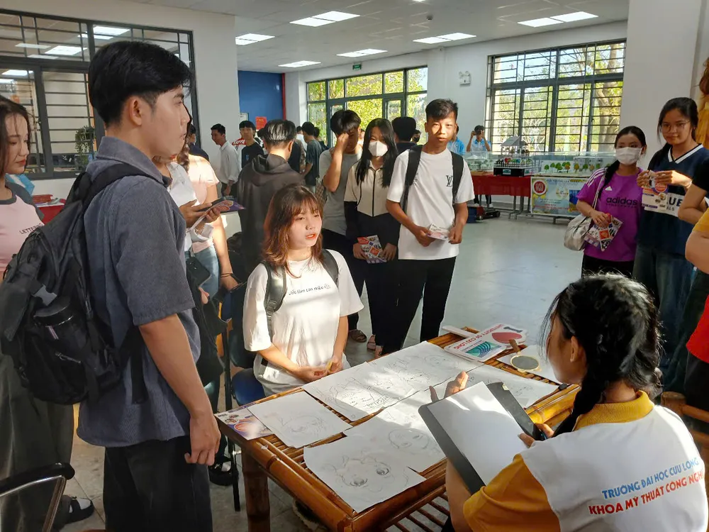 9 Học sinh tham quan gian hàng của Khoa Mỹ thuật công nghiệp.jpg