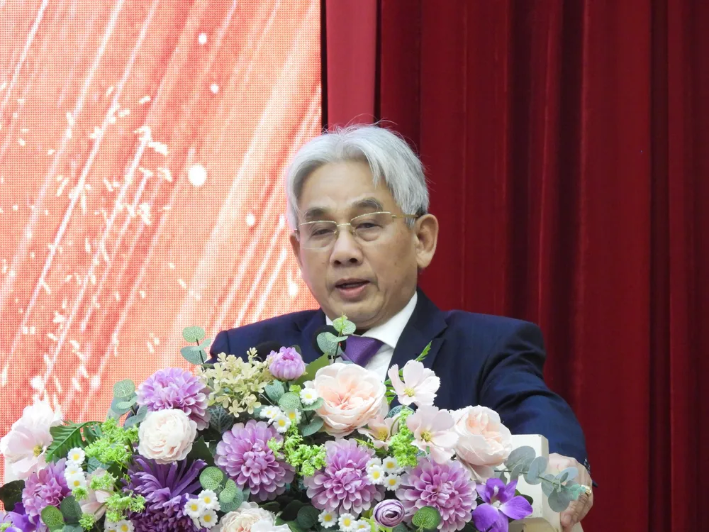 2 Nhà giáo ưu tú, Phó giáo sư, Tiến sĩ Lương Minh Cừ - Bí thư Đảng ủy, Hiệu trưởng Trường Đại học Cửu Long phát biểu tại buổi hợp mặt..jpg