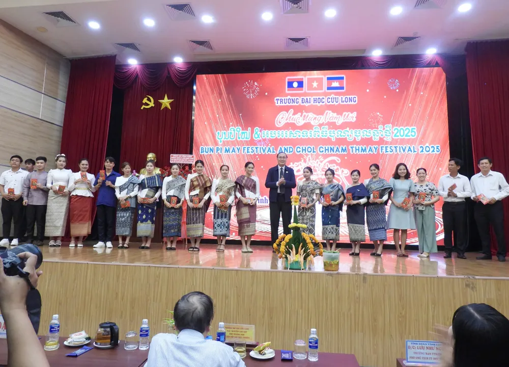 4 Tiến sĩ Nguyễn Thanh Dũng - Phó Hiệu trưởng Trường Đại  học Cửu Long tặng lì xì may mắn cho lưu học sinh.jpg