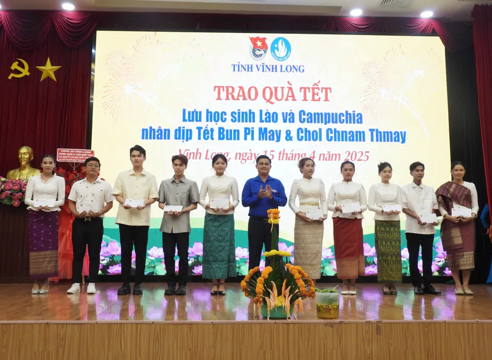 6 Ông Trần Công Khánh - Bí thư tỉnh Đoàn Vĩnh Long trao quà tết cho lưu học sinh.jpg