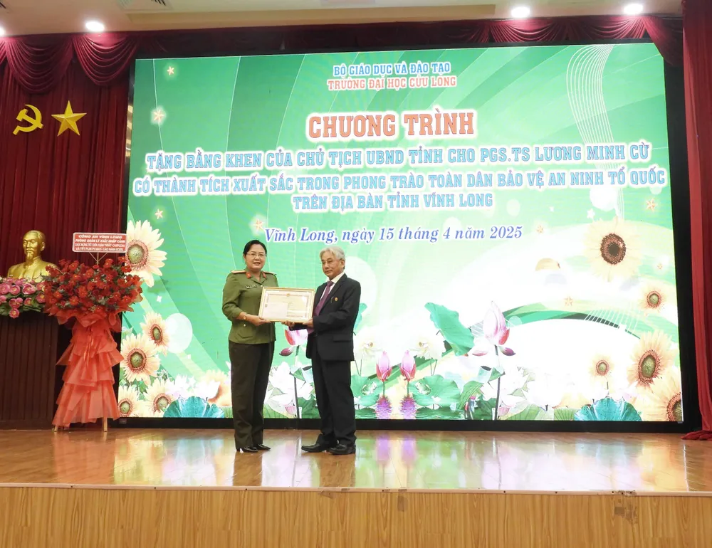 8 Đại diện công an tỉnh Vĩnh Long trao Bằng khen của UBND tỉnh cho Nhà giáo ưu tú, Phó giáo sư, Tiến sĩ Lương Minh Cừ.jpg