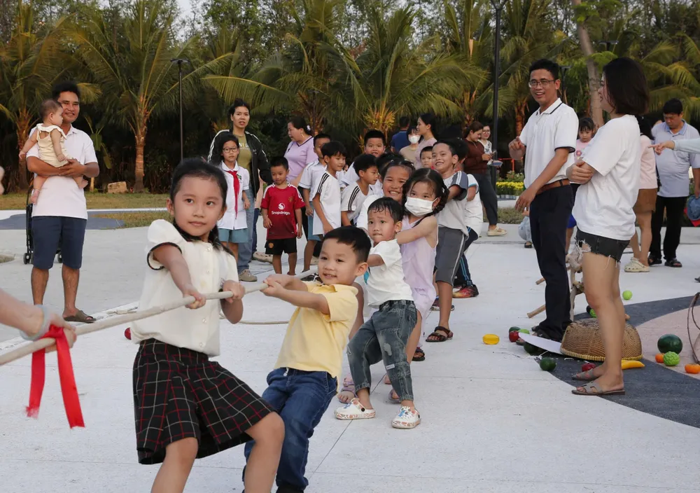 Các em thiếu nhi hào hứng tham gia các trò chơi dân gian trong khuôn khổ lễ khánh thành Công viên P2