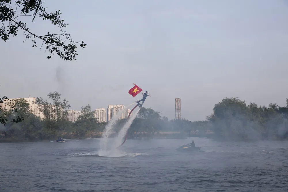 18-4. Chương trình biểu diễn flyboard (đứng nước phản lực) phục vụ người dân tại Công viên P2.jpg