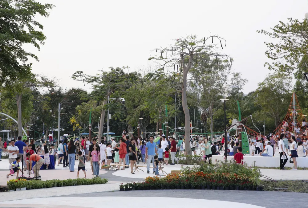 18-4. Đông đảo người dân đến Công viên P2 vui chơi.jpg