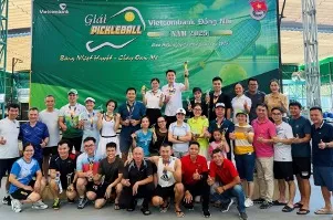 Ban Giám đốc, các VĐV và cổ động viên chụp hình lưu niệm tại giải đấu