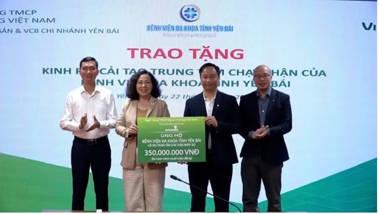Đại diện Vietcombank và bệnh viện đa khoa tỉnh Yên Bái thực hiện nghi thức trao gói tài trợ an sinh xã hội