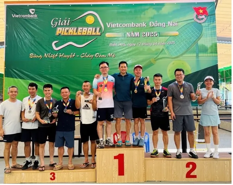 Các vận động viên nam đạt giải tại hạng mục đôi nam