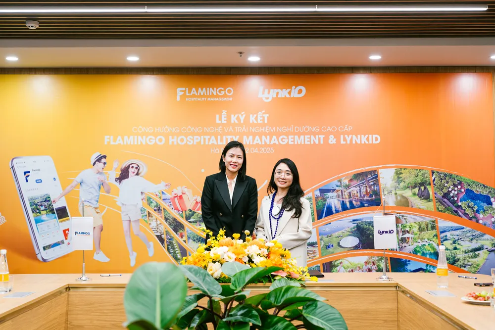 Bà Nguyễn Hương Giang, đại diện Công ty Cổ phần Quản lý Khách sạn Flamingo (bên trái) và bà Trần Tố Uyên, đại diện Công ty Cổ phần LynkiD tại lễ ký kết