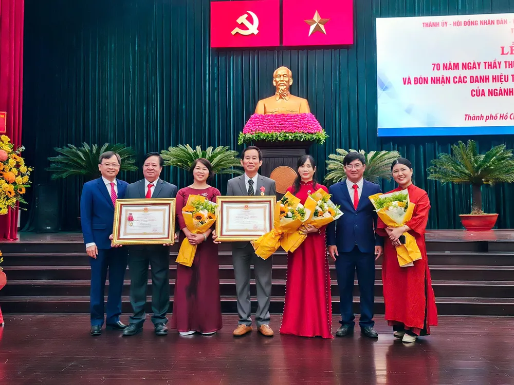 Năm 2025, Bệnh viện Lê Văn Thịnh đón nhận Huân chương Lao động hạng ba; Thầy thuốc ưu tú - BS Trần Văn Khanh (đứng giữa), Giám đốc bệnh viện, đón nhận Huân chương Lao động hạng nhì