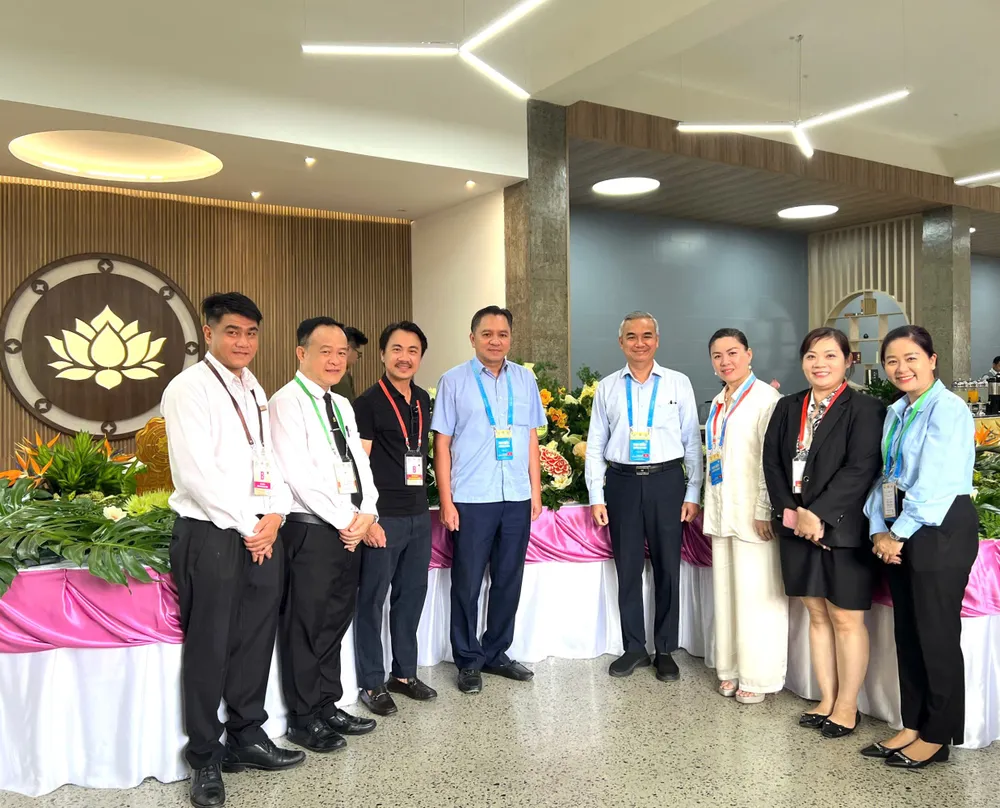 Ông Phạm Huy Bình, Chủ tịch Saigontourist Group cùng đại diện các đơn vị tham gia phục vụ tại Đại lễ Vesak 2025