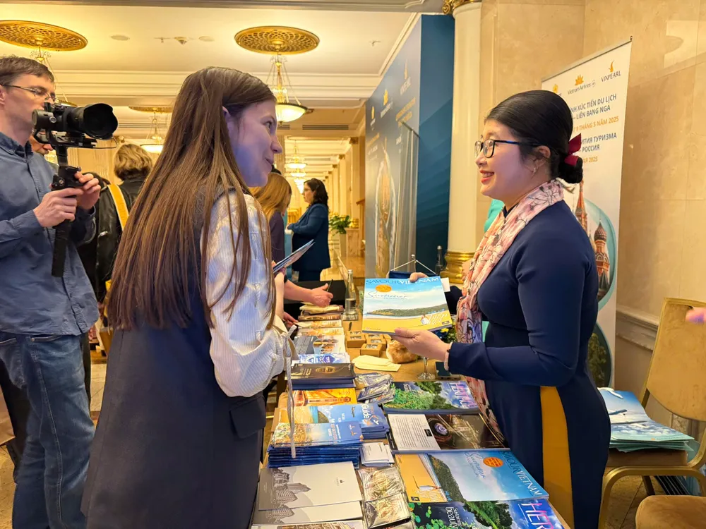 Đối tác tìm hiểu thông tin tại gian hàng của Saigontourist Group 