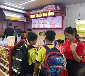 Khách hàng chọn món tại trạm mì