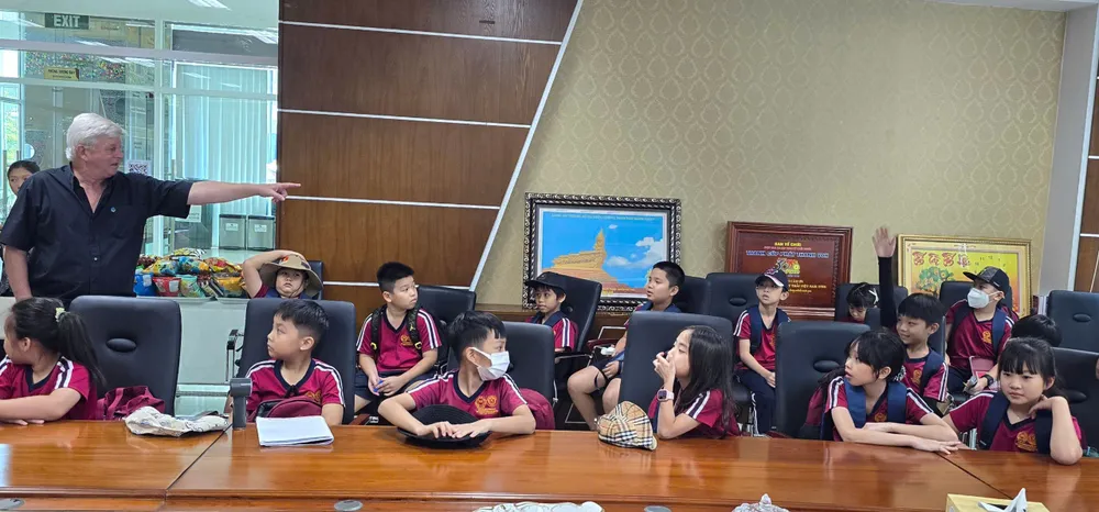 Ông Kevin Moore, Giám đốc Điều hành Công ty VWS đã giới thiệu về Khu Liên hợp xử lý chất thải Đa Phước