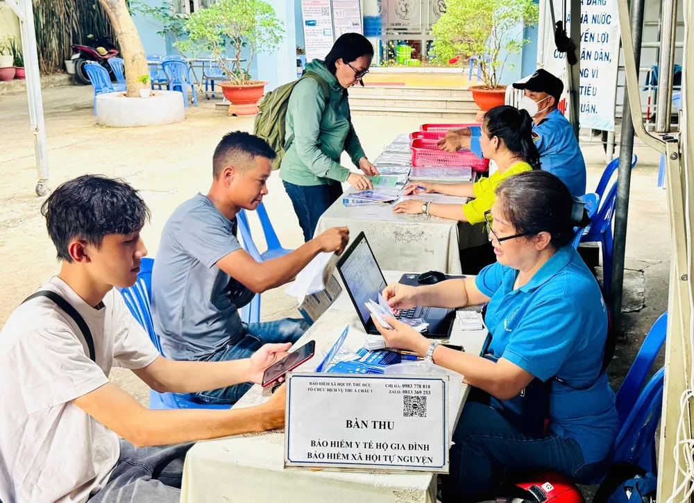 BHXH TP Thủ Đức (TPHCM) tư vấn, hỗ trợ người dân tham gia BHXH tự nguyện, BHYT hộ gia đình