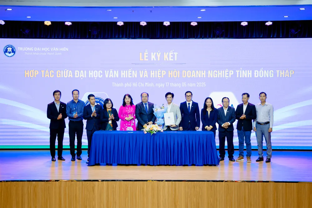 Đại diện Trường Đại học Văn Hiến ký kết hợp tác với doanh nghiệp