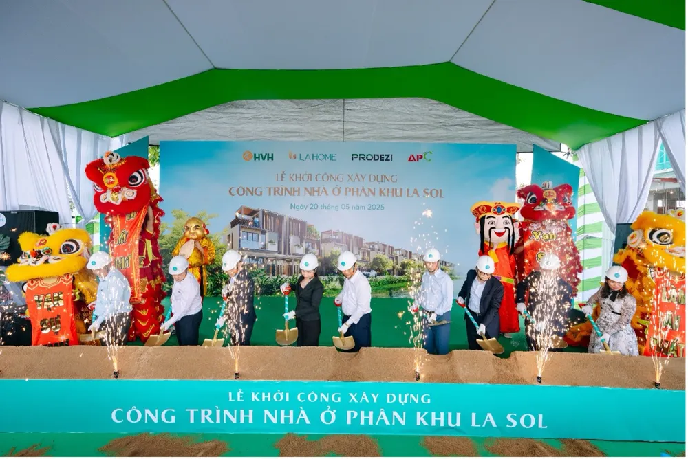 Đại biểu thực hiện nghi thức khởi công xây dựng công trình nhà ở phân khu LA Sol