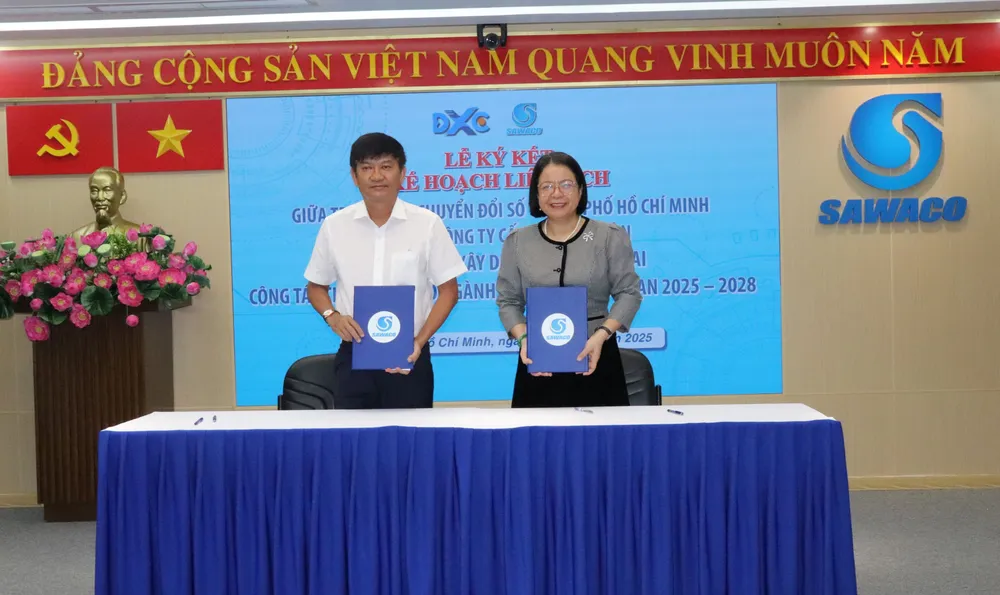 Bà Võ Thị Trung Trinh, Giám đốc Trung tâm Chuyển đổi số và ông Trần Quang Minh, Tổng Giám đốc SAWACO ký kết kế hoạch liên tịch giữa hai đơn vị