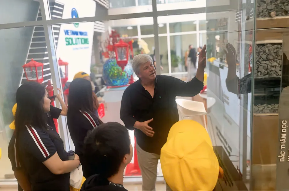 Ông Kevin Moore, Giám đốc điều hành VWS giải đáp các thắc mắc về quy trình xử lý rác cho các em học sinh