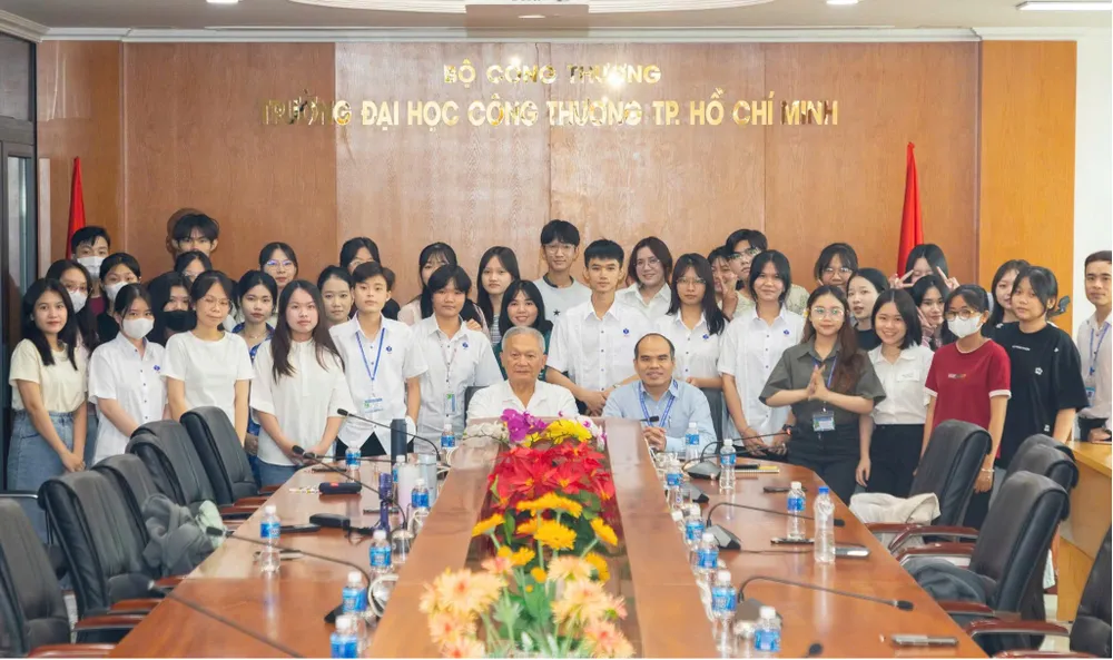 Sinh viên chương trình liên kết quốc tế 2+2 ngành Ngôn ngữ Trung Quốc giao lưu với giáo sư nước ngoài trong buổi chia sẻ với chủ đề “Học tập tiếng Trung hiệu quả”