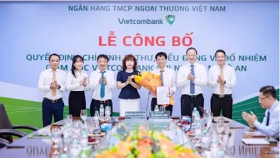 Ông Lê Quang Vinh, Phó Bí thư Đảng ủy Vietcombank, Tổng Giám đốc Vietcombank và bà Nguyễn Thị Thu Thu, Quyền Giám đốc Ngân hàng Nhà nước chi nhánh Khu vực 8 chụp ảnh lưu niệm cùng đại diện Ban Giám đốc Vietcombank Nghệ An và Vietcombank Vinh