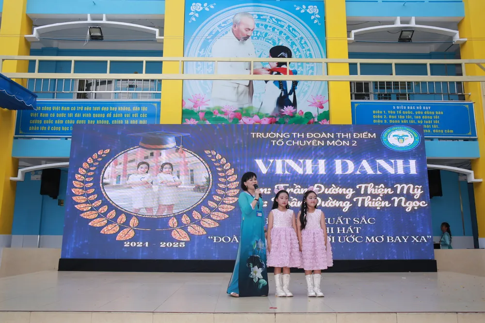 Bella (Trần Đường Thiện Mỹ) và Rita (Trần Đường Thiện Ngọc) nhận giải thưởng ca hát .JPG