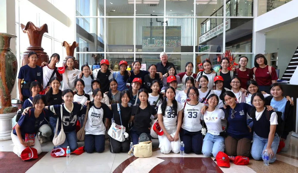 Sau chuyến tham quan Đoàn nữ sinh trường St. Nicholas Girls School chụp ảnh lưu niệm với lãnh đạo Công ty VWS