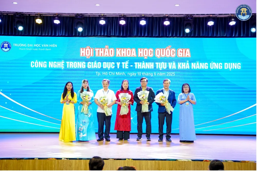 Đại diện Ban điều hành, Ban tổ chức tặng hoa cảm ơn các báo cáo viên