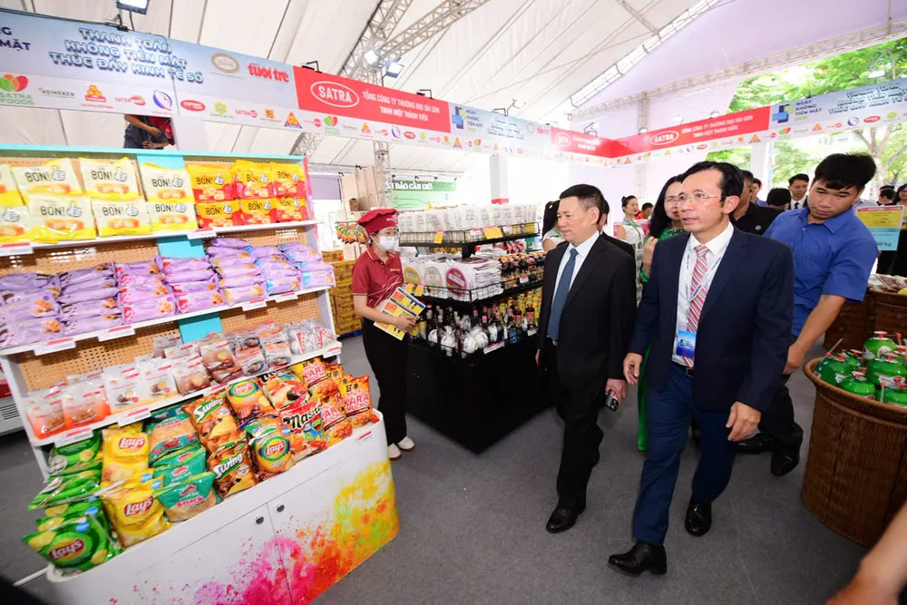 Đoàn đại biểu tham quan gian hàng trưng bày của SATRA tại Lễ khai mạc “Ngày hội không tiền mặt 2025”