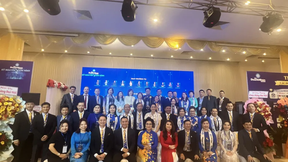 Ban lãnh đạo Hội Doanh nhân Sài Gòn chụp hình lưu niệm 