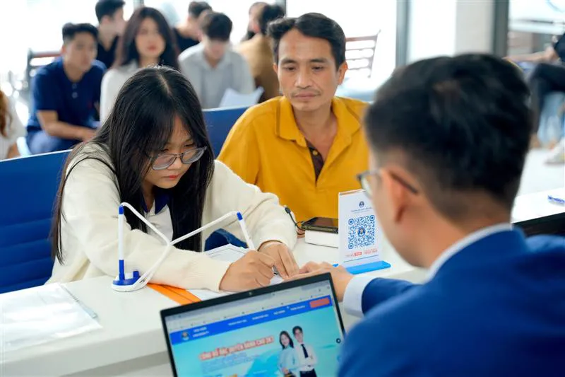 Phụ huynh và thí sinh đến trường đăng ký hồ sơ xét tuyển và tham gia thành viên my