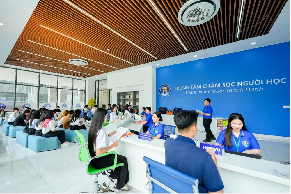 Đông đảo thí sinh đến VHU để đăng ký dự tuyển và tham gia chương trình myU