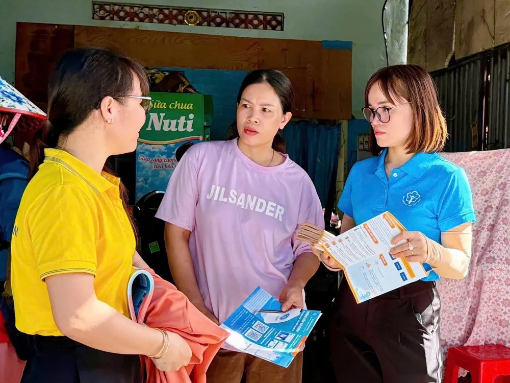 Viên chức BHXH và Bưu điện TPHCM tư vấn chính sách BHXH, BHYT cho người dân