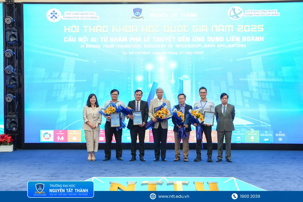 Lãnh đạo Nhà trường tặng hoa các báo cáo viên