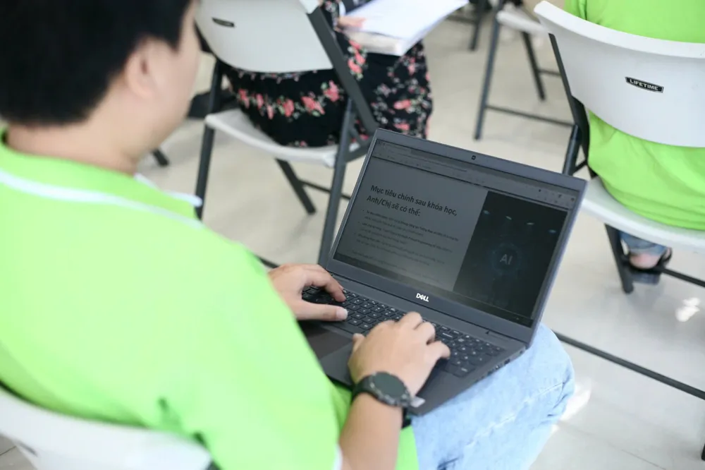 Buổi học giúp các học viên thực hành với những công cụ phổ biến như ChatGPT, Gemini