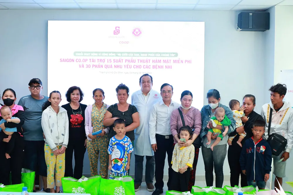 Saigon Co.op rao tặng 15 suất phẫu thuật hàm mặt miễn phí và 30 phần quà nhu yếu phẩm cho các gia đình bệnh nhi có hoàn cảnh khó khăn.jpg