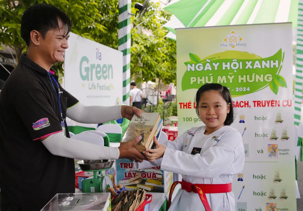 3.Đổi sách truyện cũ nhận quà tại Ngày hội 2024.JPG