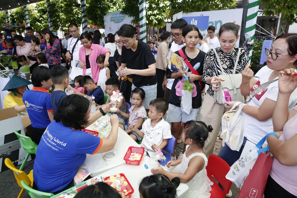 4.Bé sáng tạo sản phẩm tái chế (6).JPG