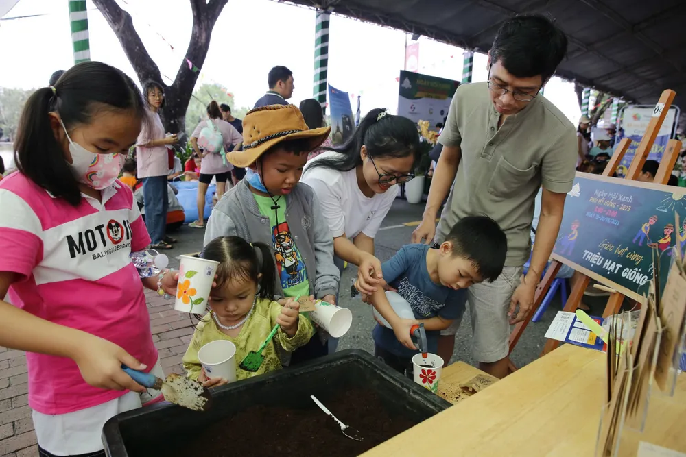 Bé học trồng cây tại ngày hội năm 2024 (1).jpg