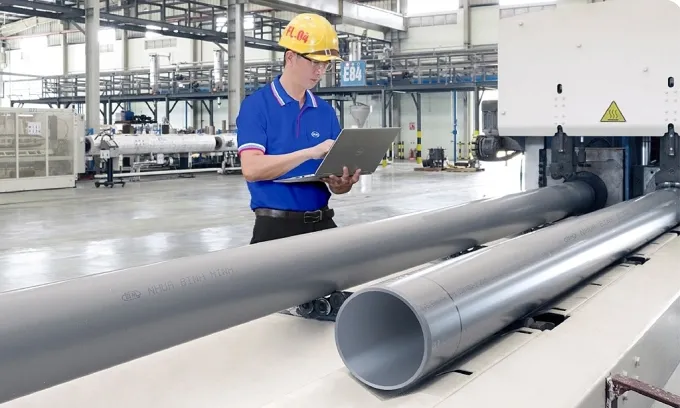 Nhân viên đang kiểm tra ống nhựa tại nhà máy. Ảnh: BMP