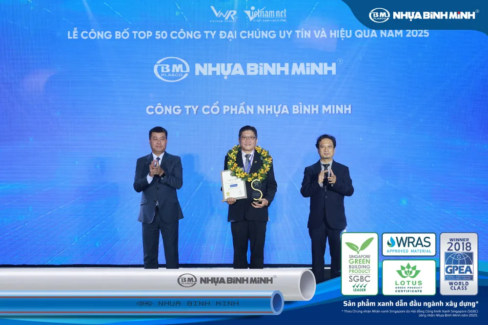 Đại diện lãnh đạo Nhựa Bình Minh nhận giải “Top 50 Công ty Đại chúng uy tín và hiệu quả (VIX50)”
