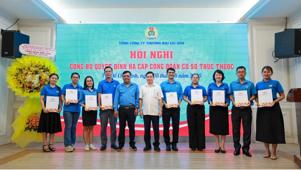 Ông Lâm Quốc Thanh, Phó Bí thư Đảng ủy, Tổng Giám đốc; thành viên Ban Thường vụ Đảng ủy, lãnh đạo phòng ban, đoàn thể SATRA tại Hội nghị công bố quyết định hạ cấp Công đoàn cơ sở trực thuộc