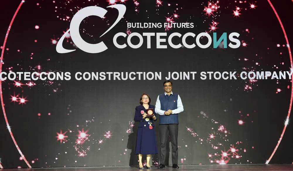 Bà Đinh Thị Hồng Thắm, Trợ lý điều hành Chủ tịch HĐQT đại diện Coteccons nhận giải thưởng Doanh nghiệp Quan tâm Chăm sóc Nhân viên tuyệt vời nhất