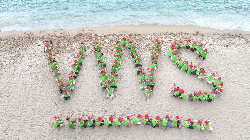 Công nhân viên Công ty VWS chụp ảnh lưu niệm trên bãi biển Vĩnh Hy