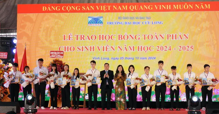 Trường Đại học Cửu Long tặng 46 suất học bổng toàn phần cho tân SV dân tộc Khmer