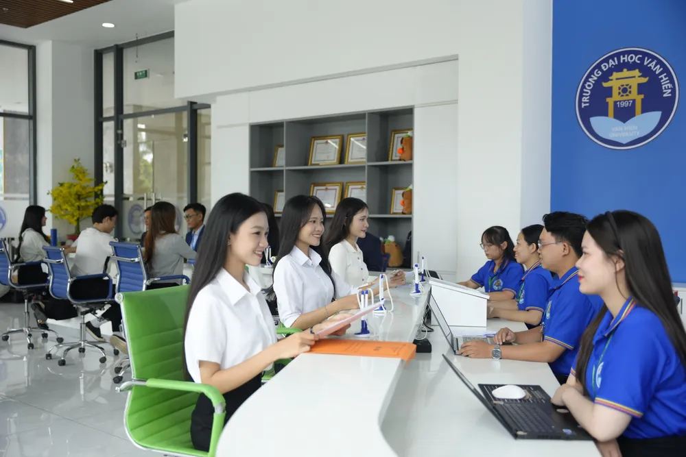 Phụ huynh và thí sinh đến các cơ sở của Nhà trường để được tư vấn hỗ trợ