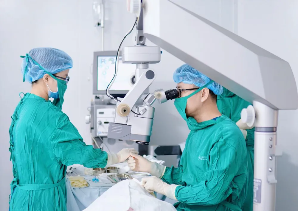 BS-CK2 Trần Bá Kiền đang phẫu thuật đặt Paul Glaucoma Implant vào mắt bệnh nhân bị glaucoma. Ảnh: BVCC