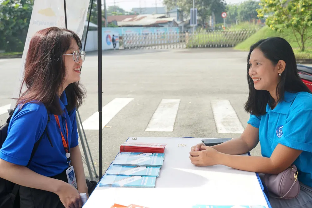 H1- Viên chức BHXH TPHCM tư vấn chính sách BHYT đến HSSV.jpg