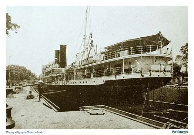 H3_Một con tàu được sửa chữa trong ụ nổi năm 1931.jpg