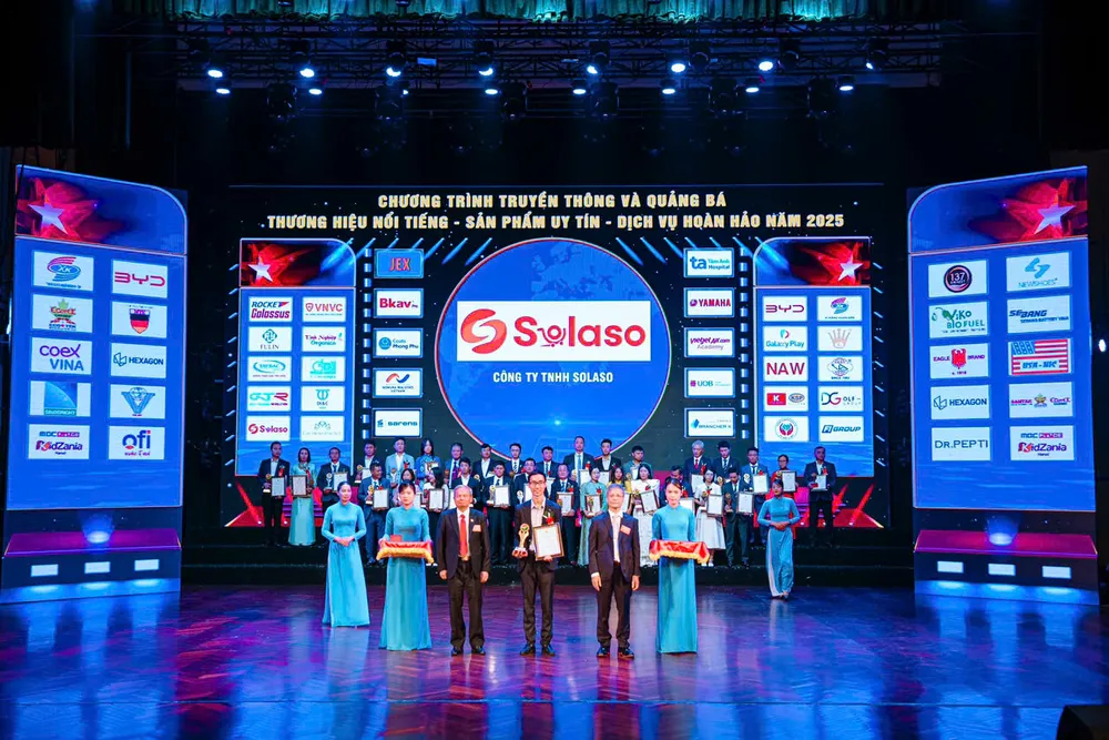 Đại diện Solaso nhận giải thưởng "Doanh nghiệp xuất sắc hàng đầu"