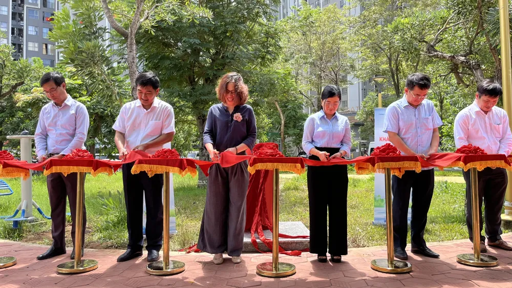 Các đại biểu khánh thành trụ nước uống tại vòi ngày 20-9-2025